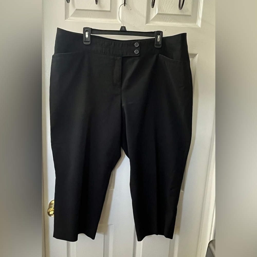 Plus Size  Capri
Trouser | Size: 20
Color: Black | Lane Bryant
